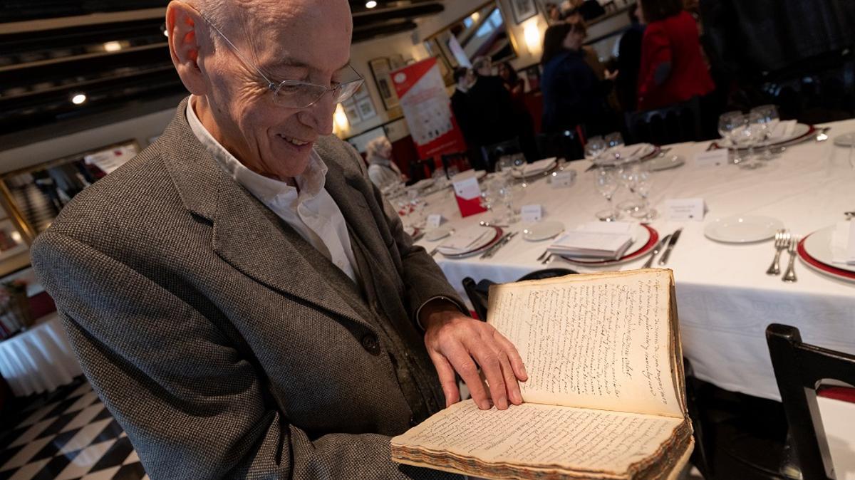 Francesc Solé Parellada, con el manuscrito Receptari Caules. Cuina menorquina del segle XVIII. Francesc Solé Parellada, con el manuscrito Receptari Caules. Cuina menorquina del segle XVIII.