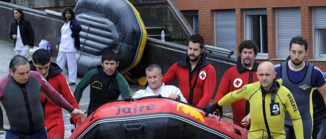 La evacuación del hospital durante una inundación en Arriondas.