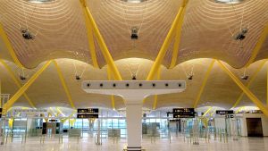 Interior de la Terminal 4 (T4) de Barajas diseñada por el Estudio Lamela.
