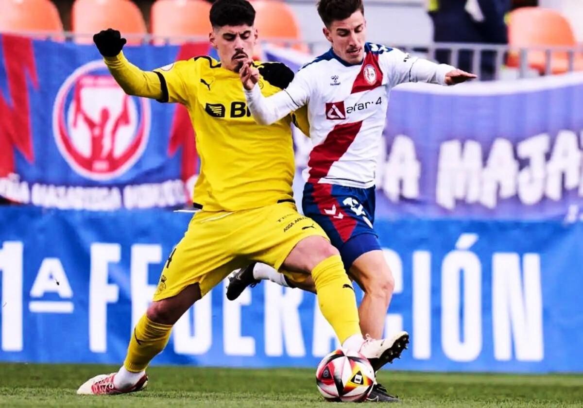 Antonio Montoro, de amarillo, se anticipa a su par durante un partido de liga esta temporada con el Real Unión de Irún, en Primera RFEF.