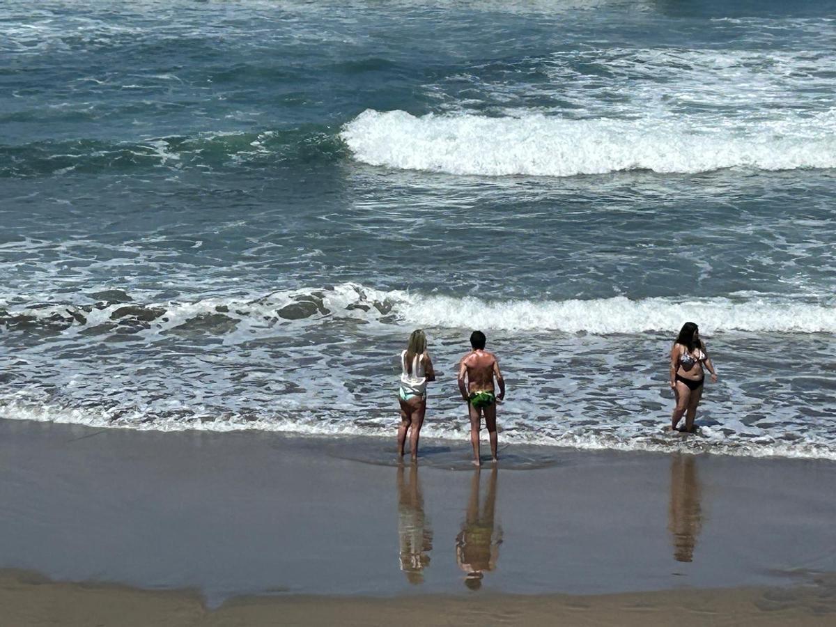 EN IMÁGENES: Labores de búsqueda por tierra, mar y aire de Iyán García, avilesino de 19 años desaparecido tras ser arrastrado por la corriente en Salinas.