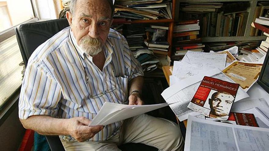 El escritor Enrique Cerdán Tato, en el despacho de su casa, junto a la documentación que ha recopilado del poeta Miguel Hernández.