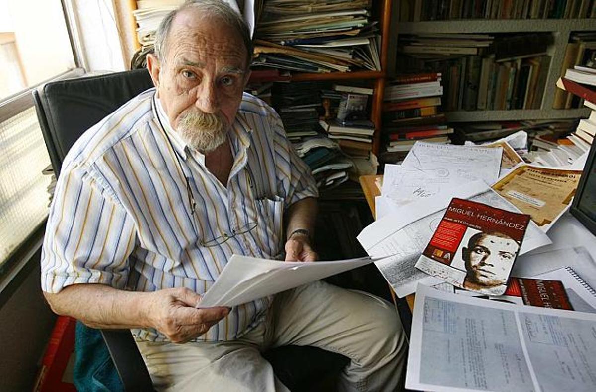El escritor Enrique Cerdán Tato, en el despacho de su casa, junto a la documentación que ha recopilado del poeta Miguel Hernández.
