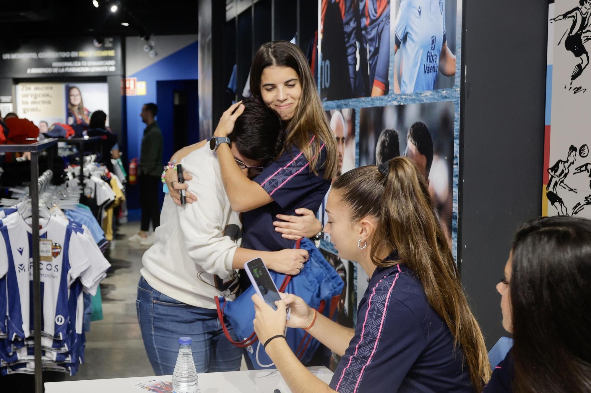 Meet&Greet con las futbolistas Alba Redondo, María Méndez y Silvia Lloris con aficionados