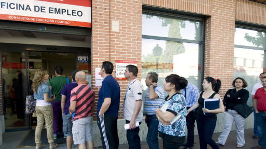 Colas ante una oficina del paro.