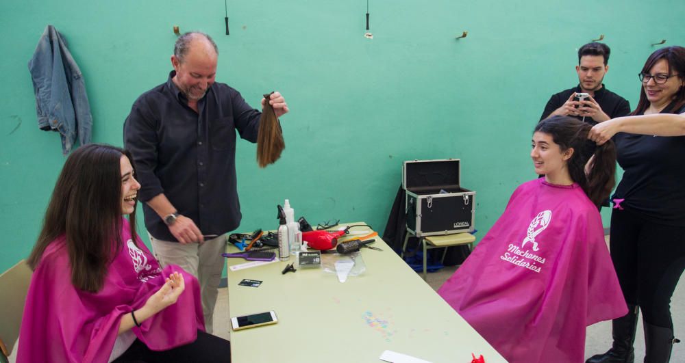 El Instituto Cabo de la Huerta conmemora el Día de la Mujer recaudando cabello y donativos