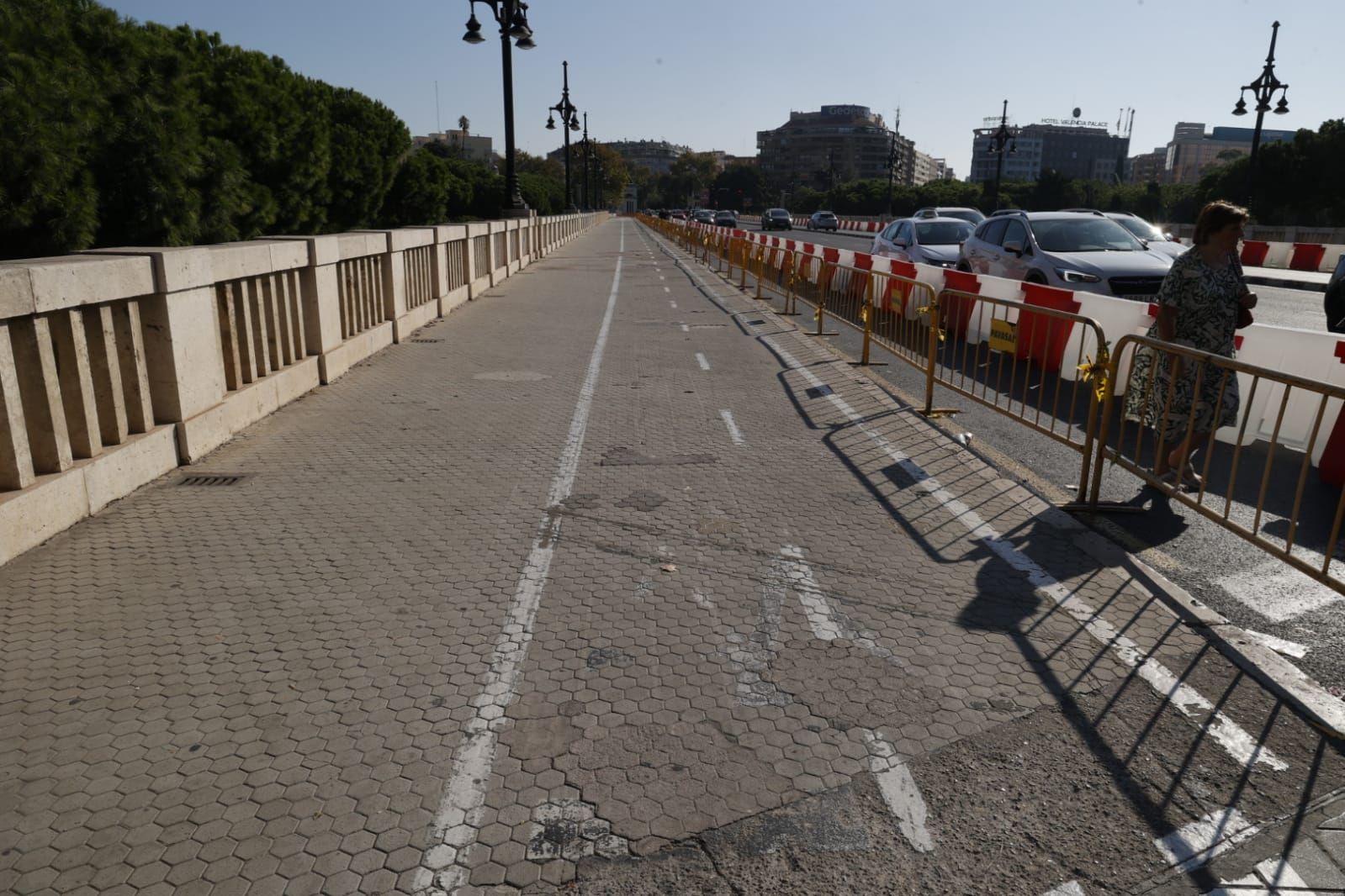 El Ayuntamiento renueva el adoquinado del puente de Aragón