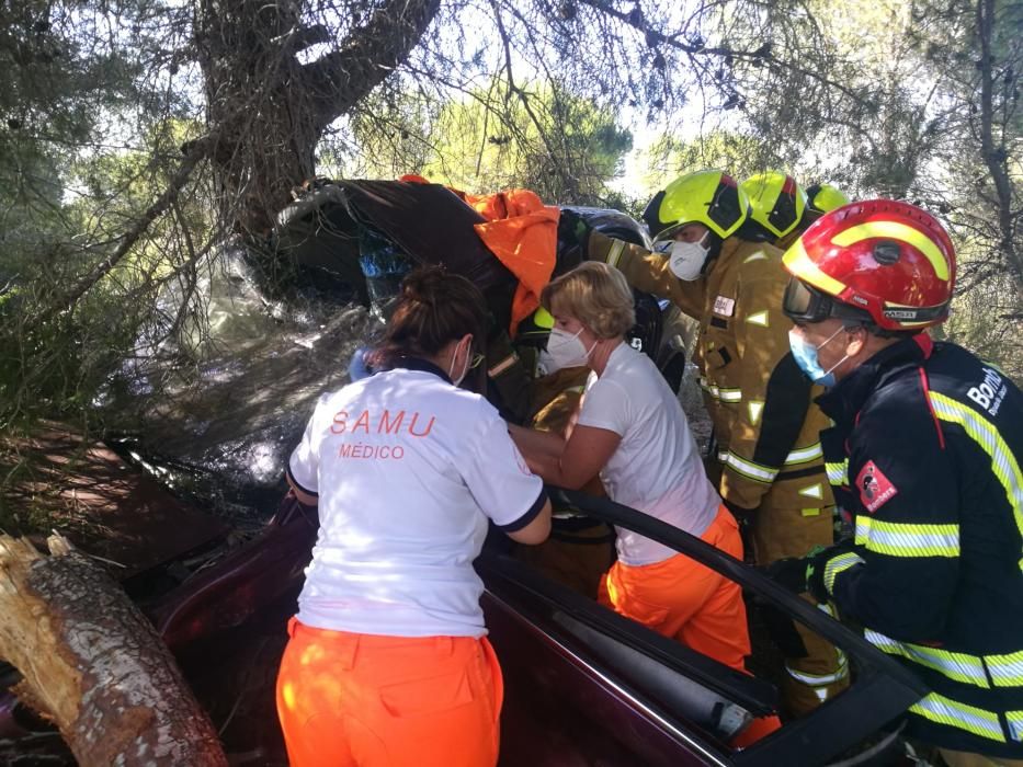 Intervención de los bomberos y sanitarios en el accidente con una conductora herida en Pilar de la Horadada