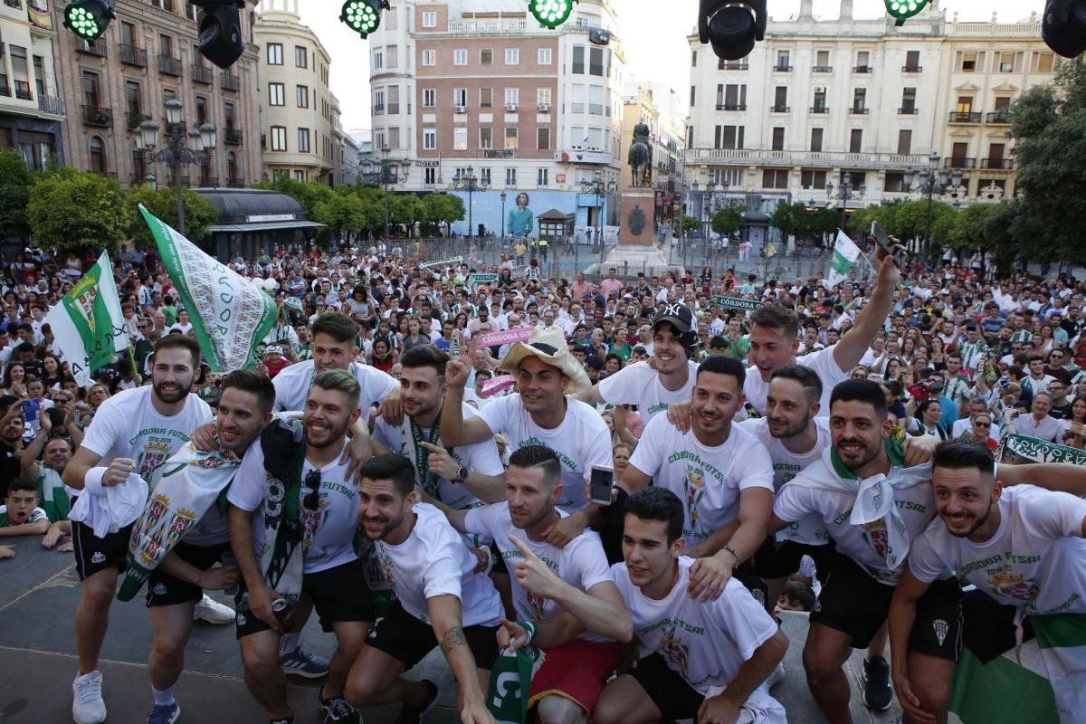 El Córdoba CF Futsal celebra el ascenso en Las Tendillas