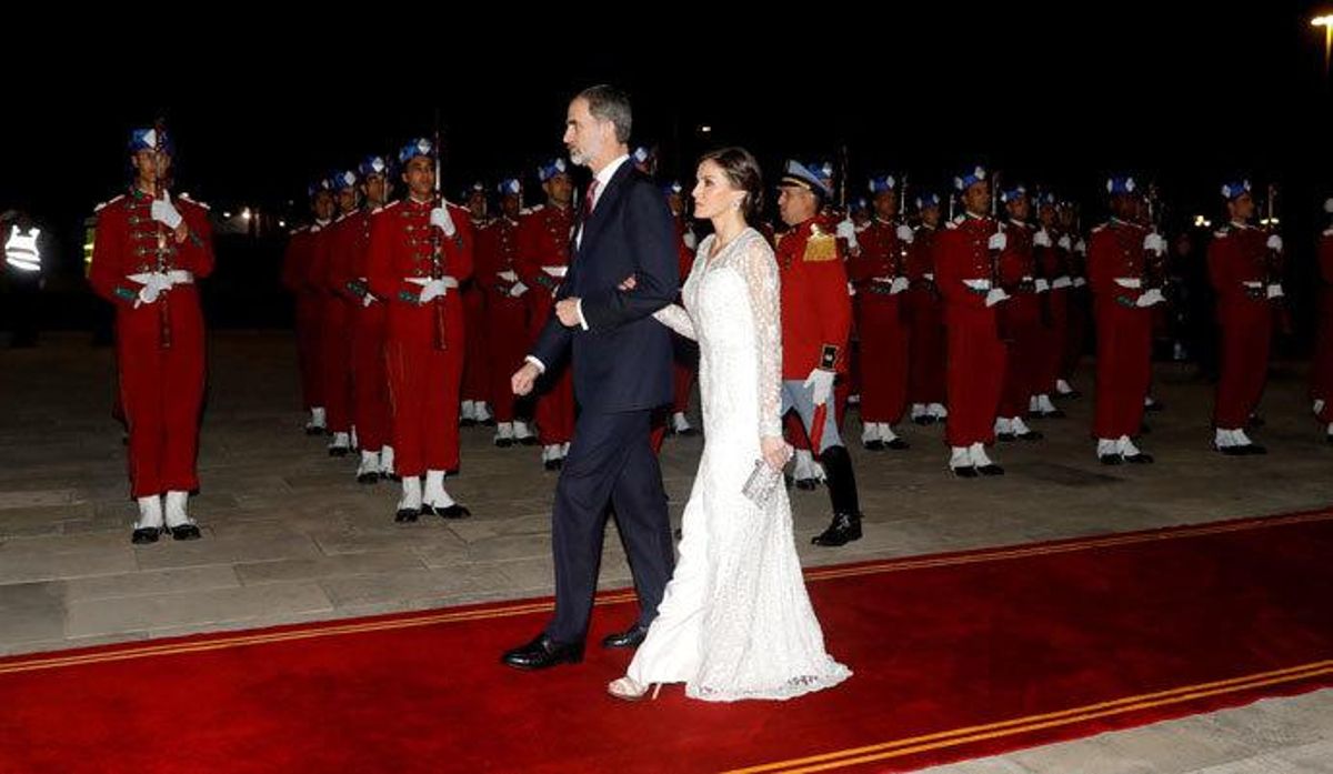 La Reina Letizia deslumbra en Marruecos con un 'caftán' con aires nupciales