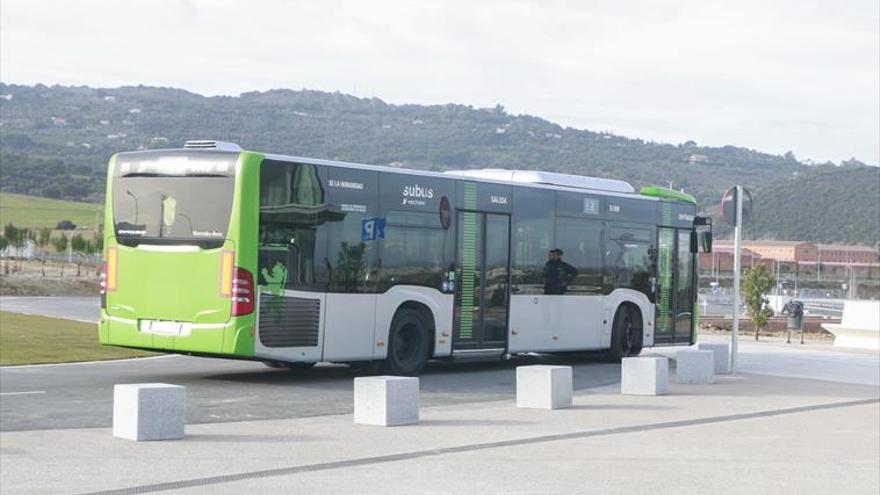 El autobús no puede entrar en el hospital de Cáceres en horario de tarde