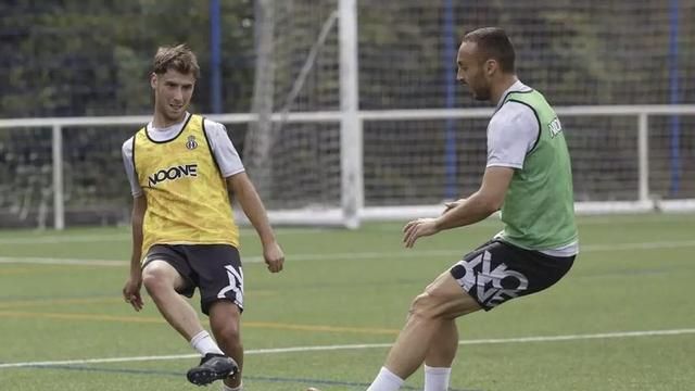 Por la izquierda, Pablo Álvarez y Álvaro Santamaría durante un entrenamiento del Avilés.   | MARA VILLAMUZA
