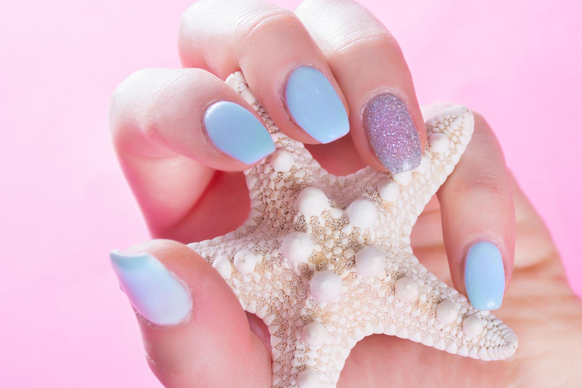 Manicura mermaidcore: la tendencia en color de uñas