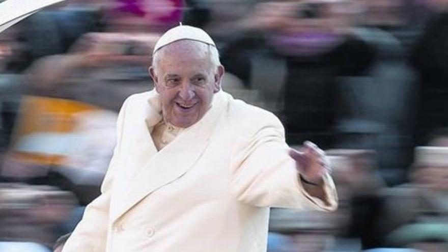 El Papa reconoce que las familias de parejas gais son un desafío educativo para la Iglesia Católica