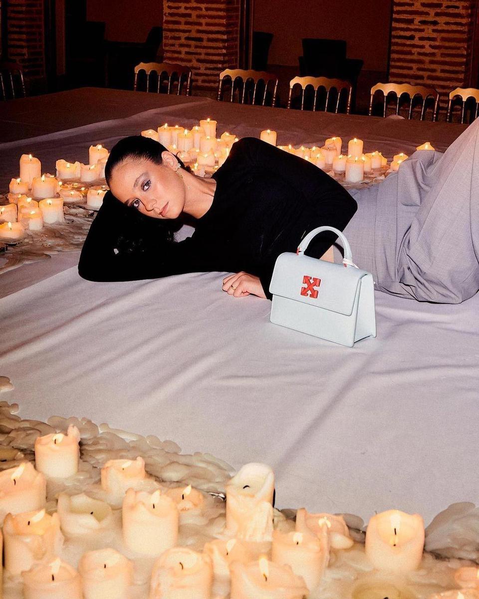 Victoria Federica con bolso de Off-White y pantalón ancho gris