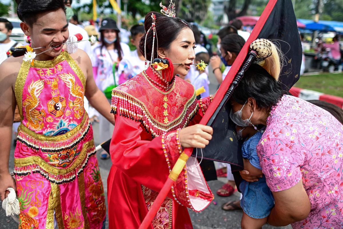 Piercings extremos para limpiar el alma en el Festival Vegetariano de Phuket