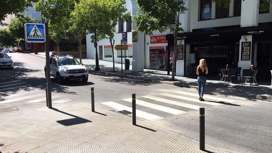 Una vecina cruza por uno de los pasos de cebra inteligentes.