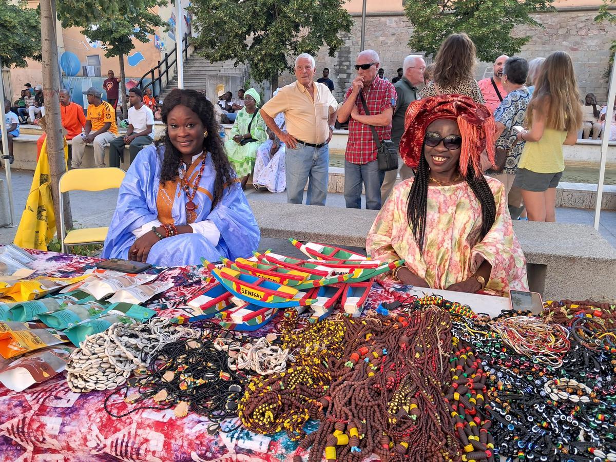 Artesania senegalesa amb dues venedores molt ben abillades