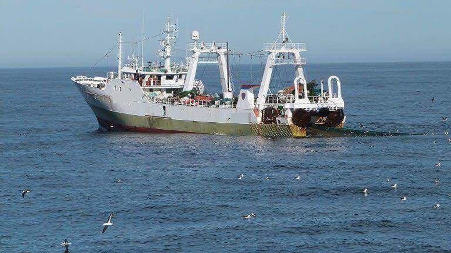 Fotografía difundida por Prefactura Naval Argentina con el buque gallego con las redes echadas.