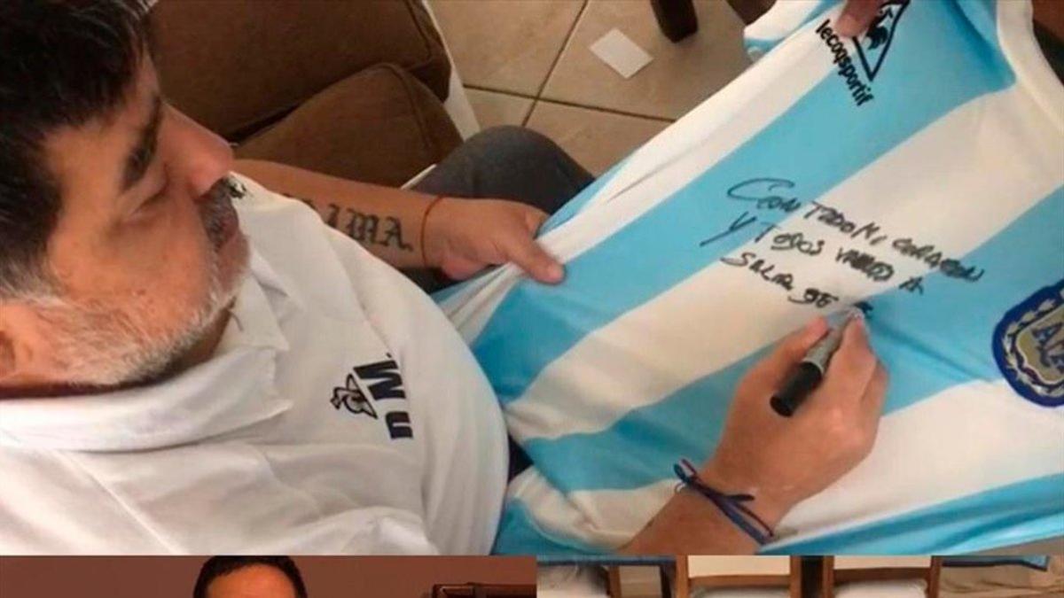 Maradona firmando una camiseta de la selección argentina