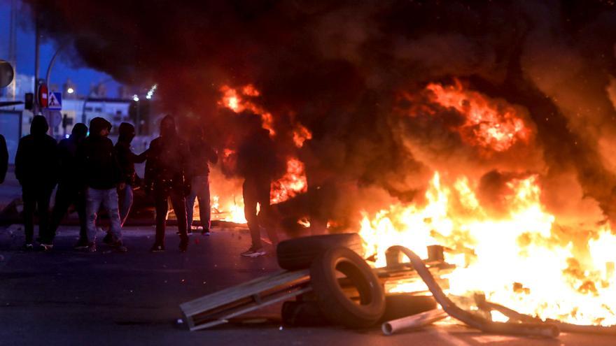 Barricadas y cortes de carretera ante la negociación enquistada en la huelga del metal de Cádiz