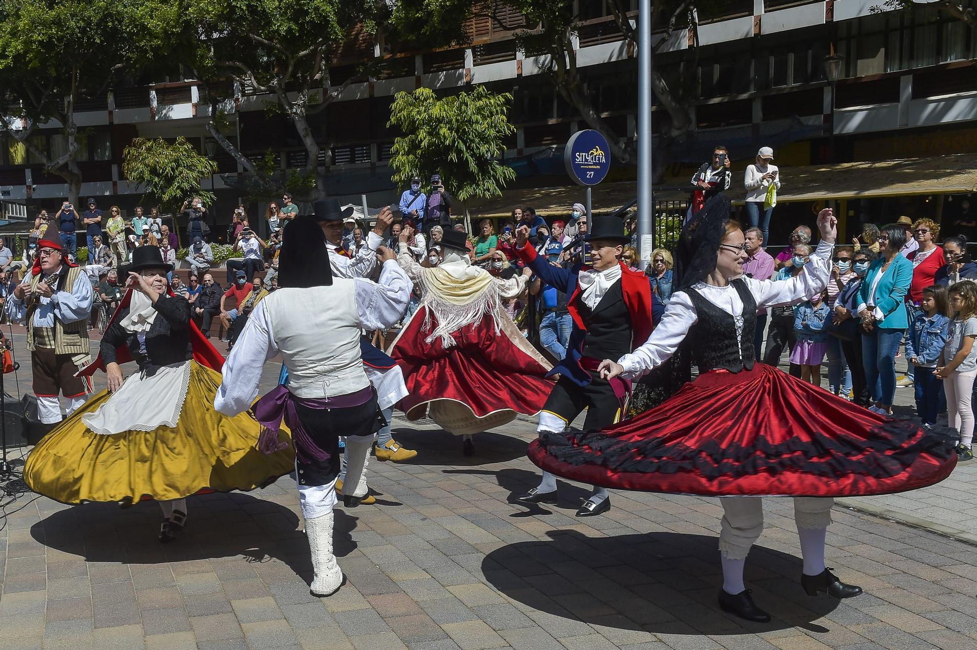 Folklore canario en la Plaza de España