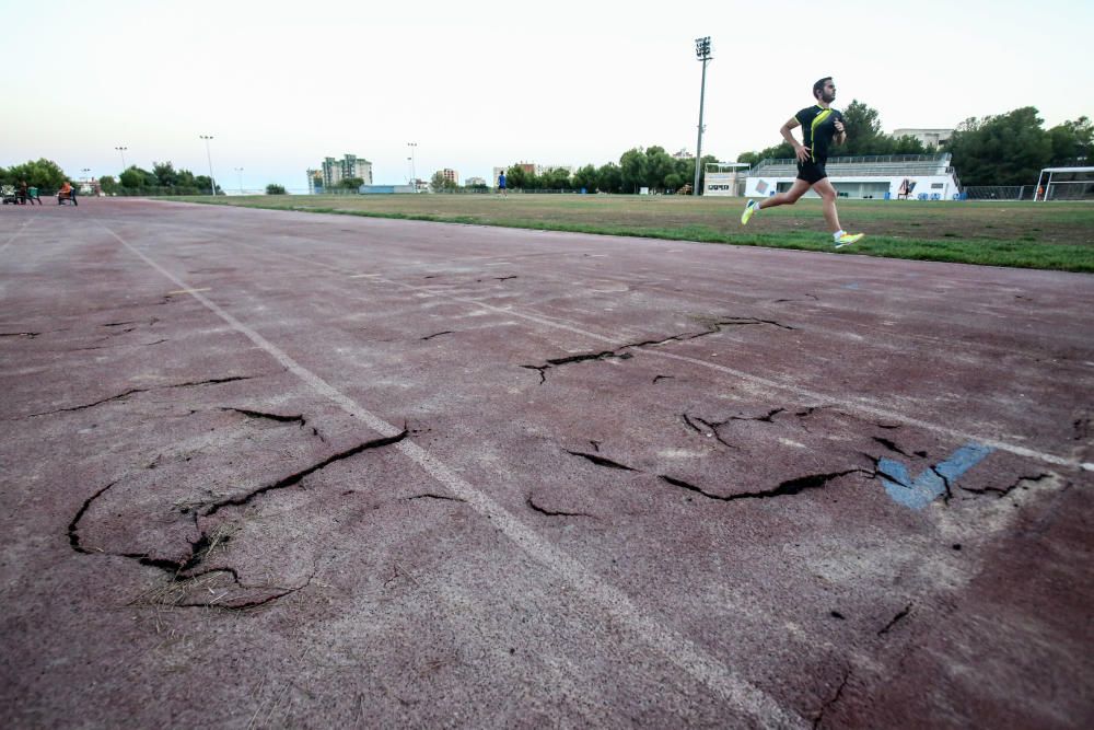 Así está la pista del polideportivo municipal