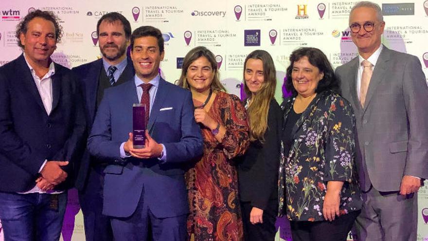 El equipo directivo de Promotur junto al director general de Infraestructuras Turísticas del Gobierno de Canarias, Fernando Miñarro, que recogió el premio.