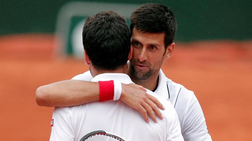 Djokovic abraza a Bautista al final del partido