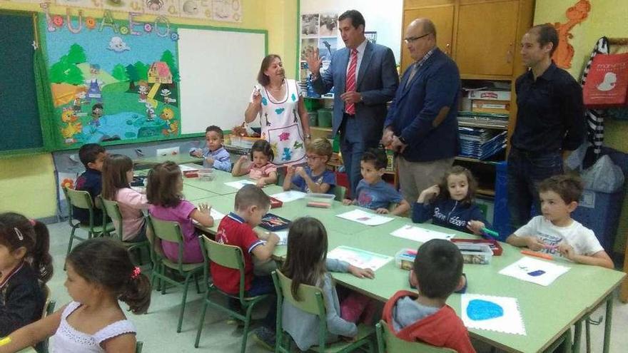 El delegado de la Junta, Alberto Castro (izquierda), saluda a los niños de un aula del colegio Sancho II.