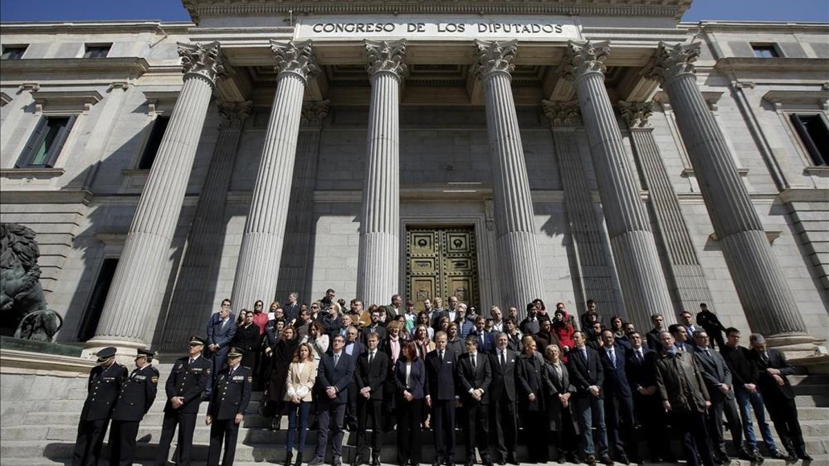 Representantes de los partidos políticos, este miércoles en el Congreso en repulsa por los atentados.