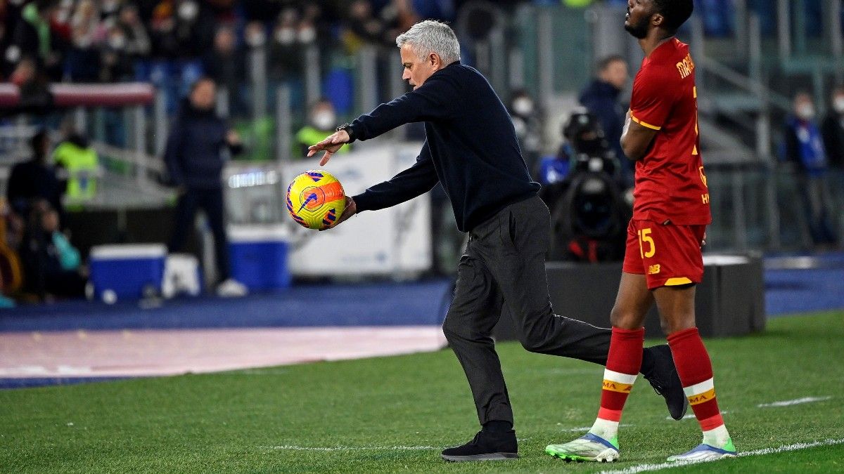 Mourinho pateando un balón frente al Hellas Verona