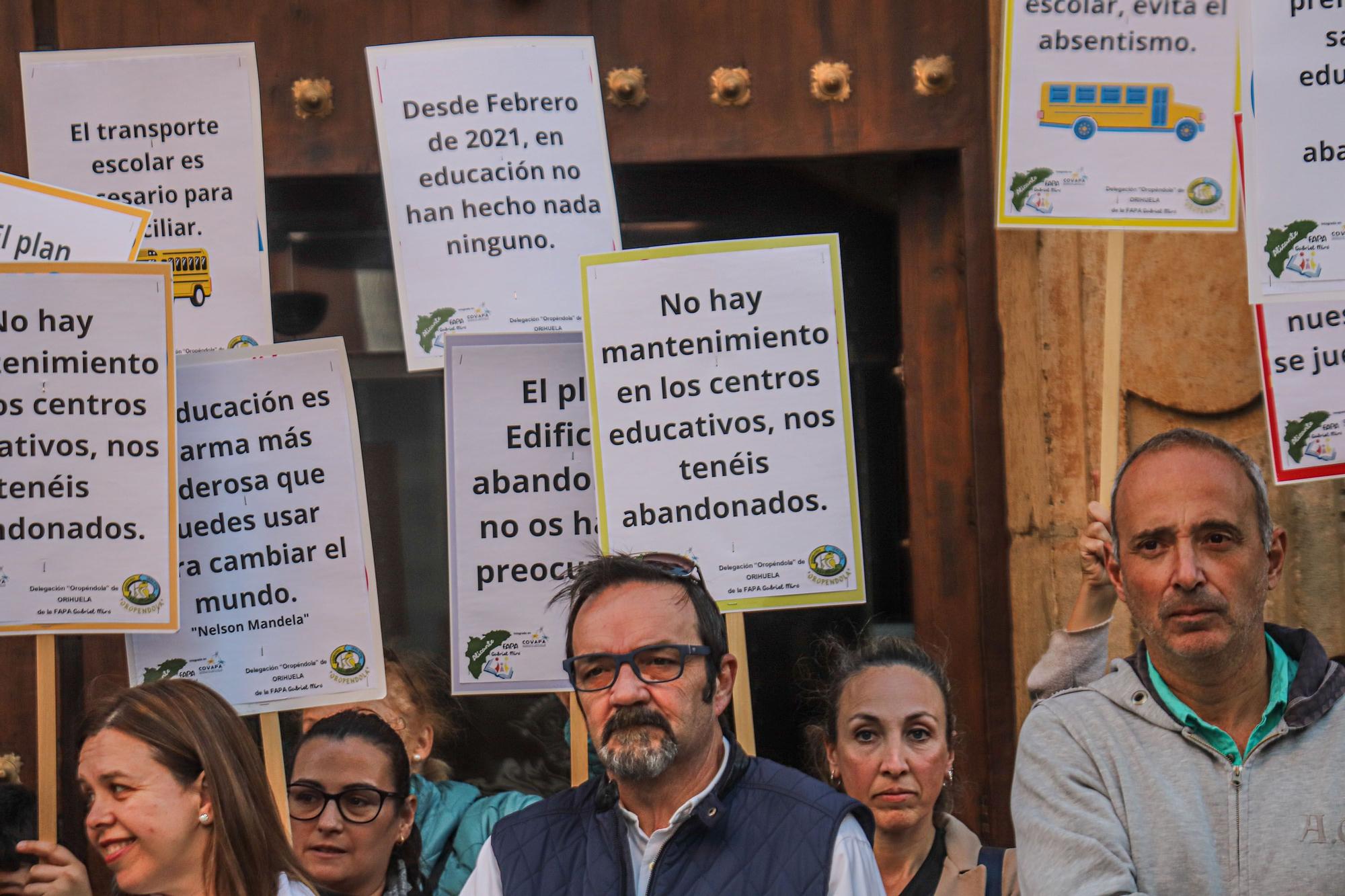 Protesta de las AMPAS  por el mal estado de los colegios en el Ayuntamiento de Orihuela