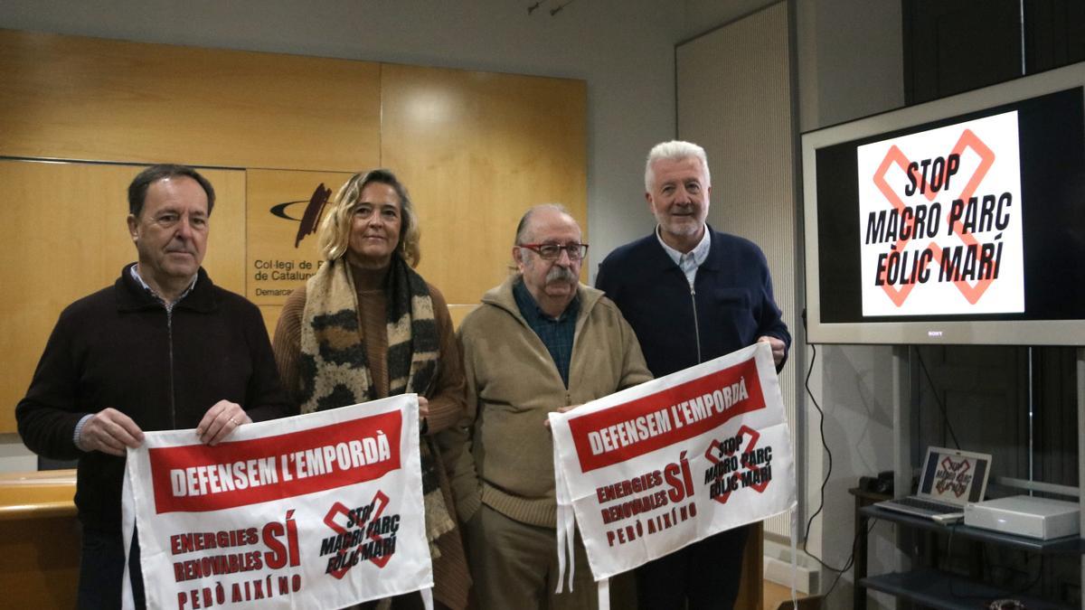 Membres de la plataforma Stop Macro Parc Eòlic Marí durant una roda de premsa a Girona.