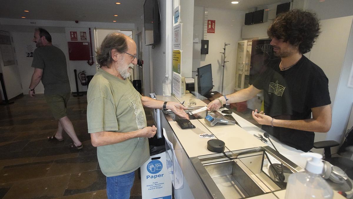 Un espectador de més de 65 anys comprant l’entrada a la tarda al cinema Truffaut.