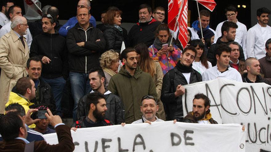 Trabajadores de las escuelas de hostelería se manifiestan ante la Delegación en marzo.