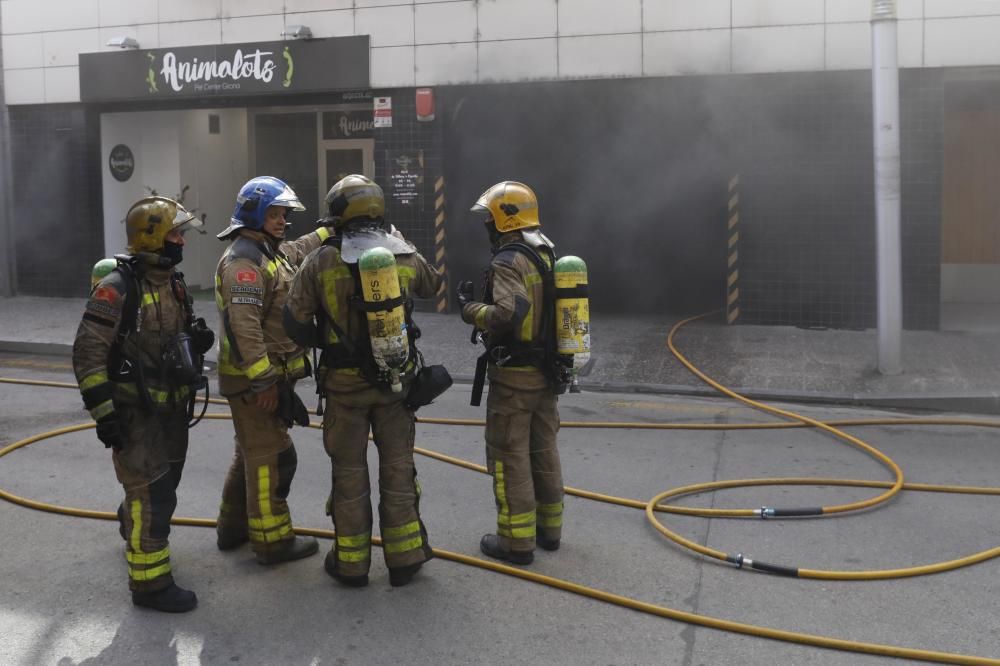 Un foc a la carretera Barcelona causa un caos de trànsit a Girona