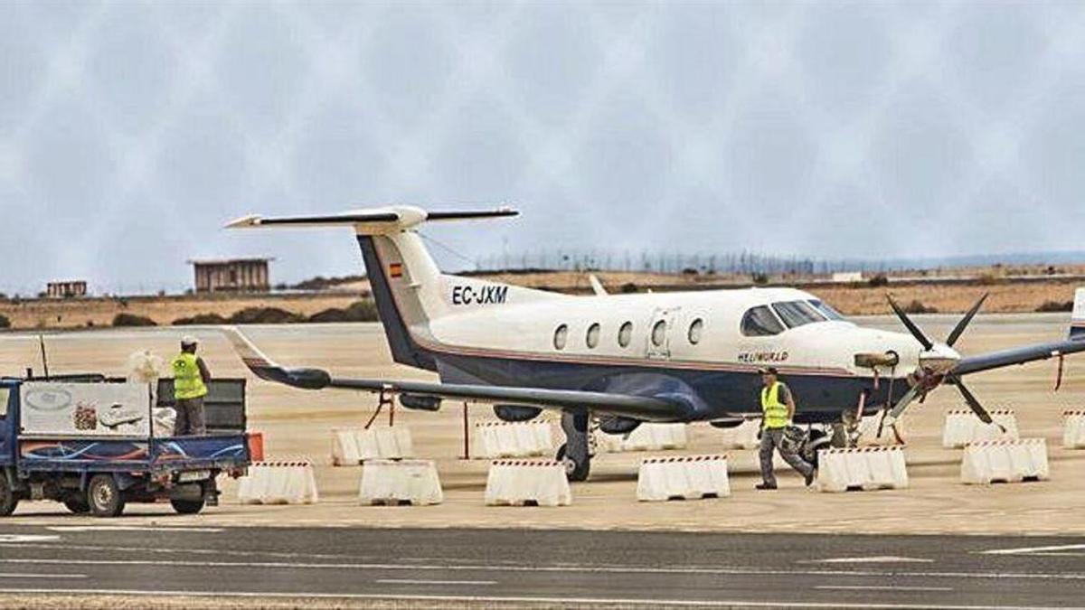 El avión en el que se hallaron 388 kilos de cocaína en el aeropuerto de Fuerteventura.