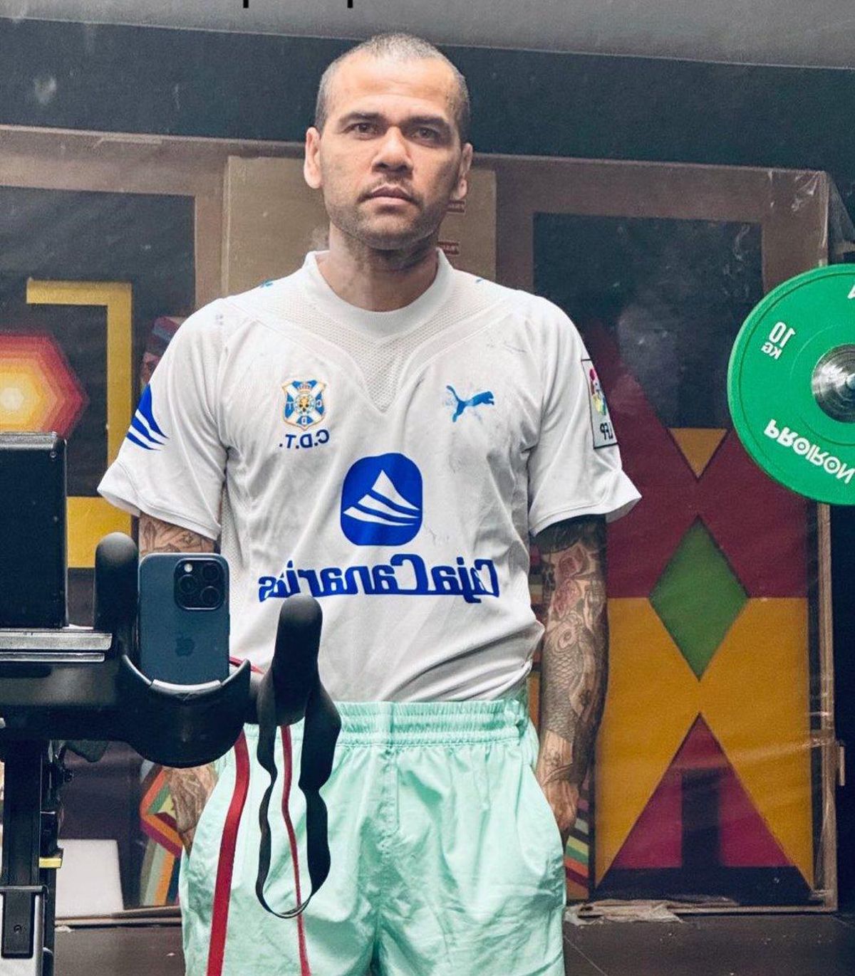 Dani Alves con la camiseta del CD Tenerife