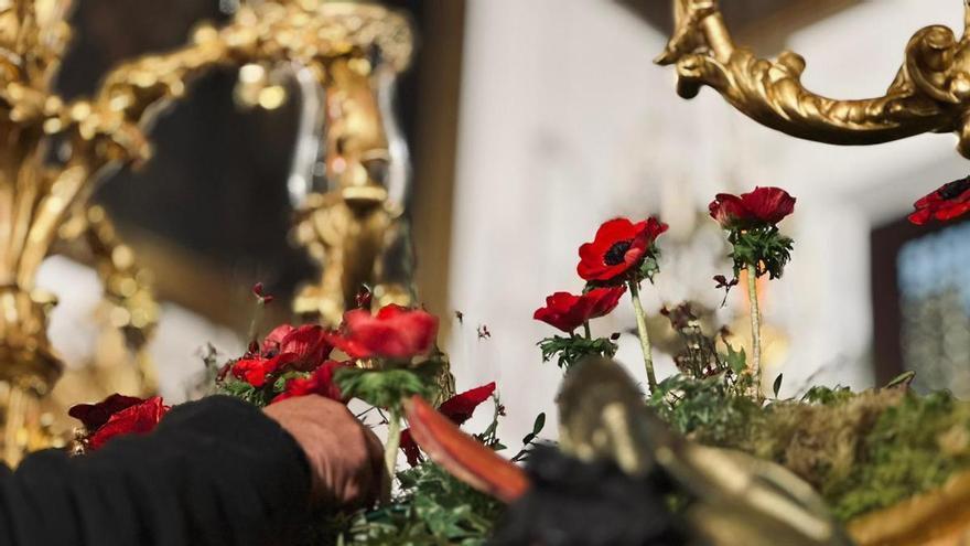 Flores de Kenia para la Virgen y un campo de amapolas para el Cristo: El Museo desafía lo convencional otra Semana Santa