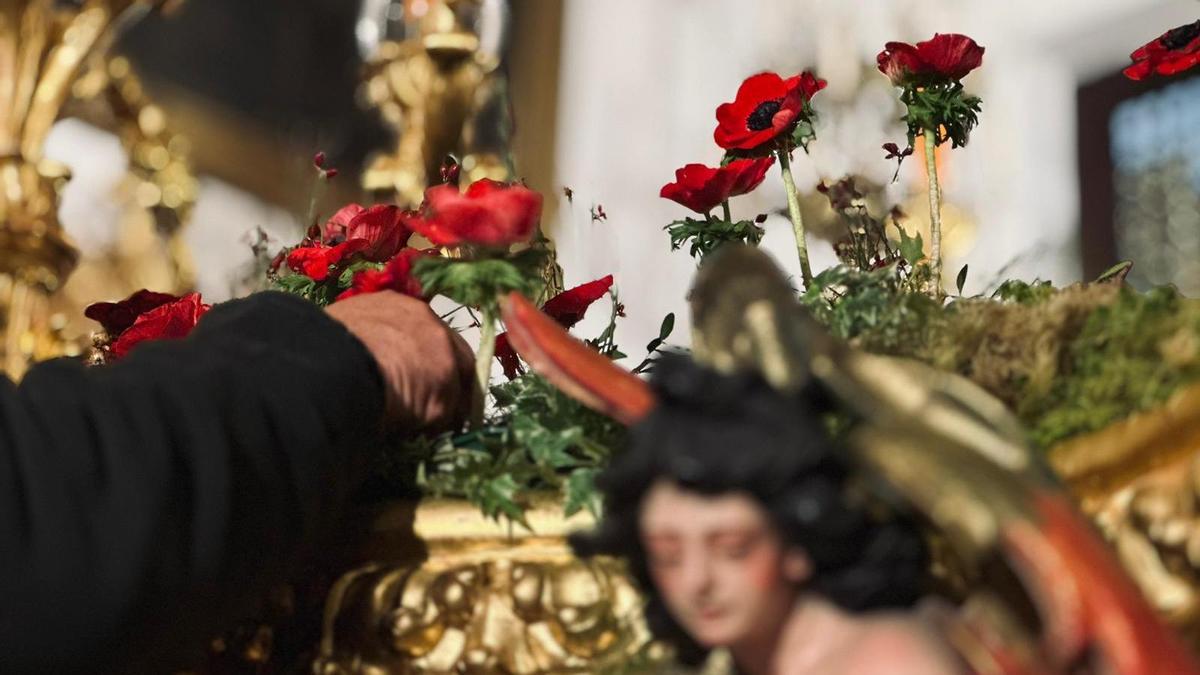 Proceso del exorno floral de la Virgen de las Aguas y el Cristo de la Expiración de la Hermandad del Museo.