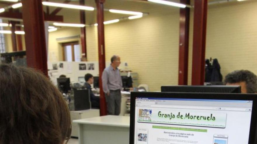 Una joven consulta la página web de la localidad.