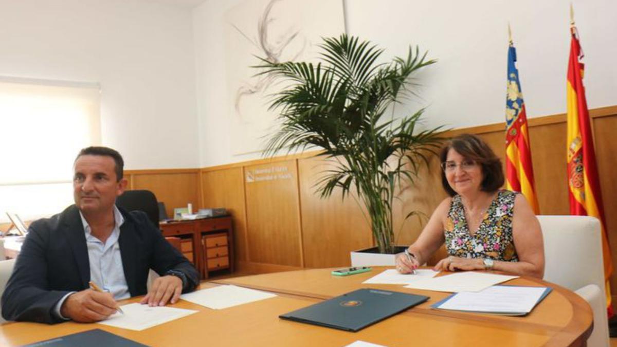 La rectora, Amparo Navarro, i l’alcalde nucier, Bernabé Cano, han signat un conveni de col·laboració entre ambdues entitats