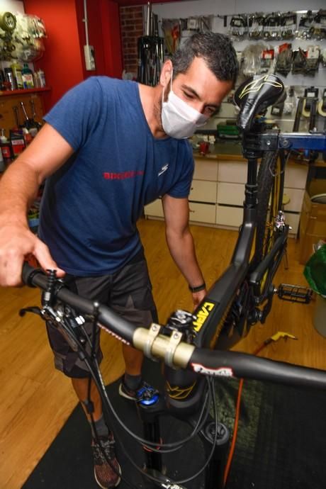 21-05-20   CANARIAS Y ECONOMIA. CALLE ALEMANIA . LAS PALMAS DE GRAN CANARIA. Johannes Schoefecker es propietario de Bike Gran Canaria, tienda de venta y reparación de bicicletas que ha visto crecer el negocio en esta crisis. Fotos: Juan Castro.  | 21/05/2020 | Fotógrafo: Juan Carlos Castro