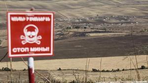 Una señal avisa de la existencia de minas en un área próxima a Fizuli, una ciudad azerí destruida por los armenios durante la guerra.