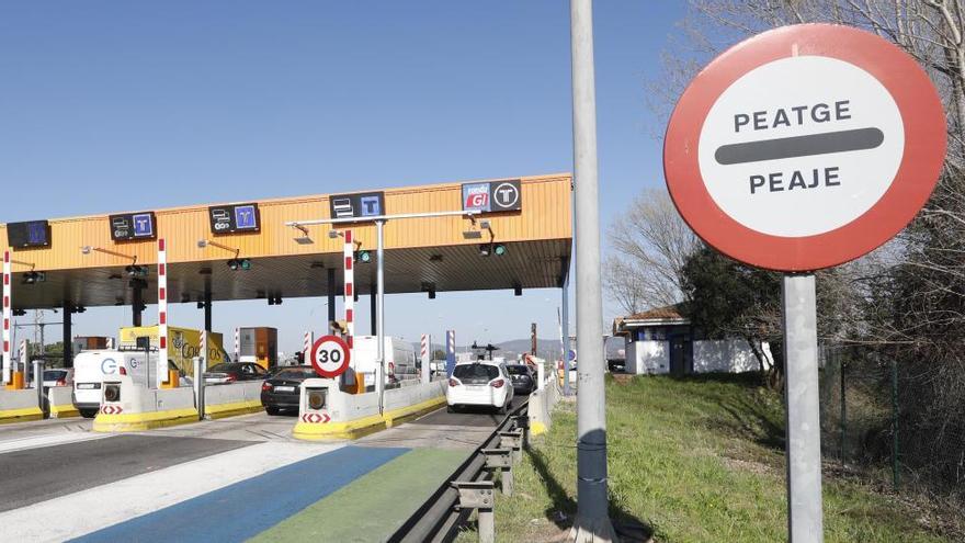 Vehicles accedint a l&#039;AP-7 pel peatge de Girona Sud, inclòs en el tram gratuït de la ronda de circumval·lació de la capital