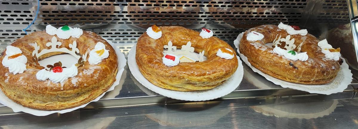 Roscones en un expositor de una confitería de Grado, este domingo.
