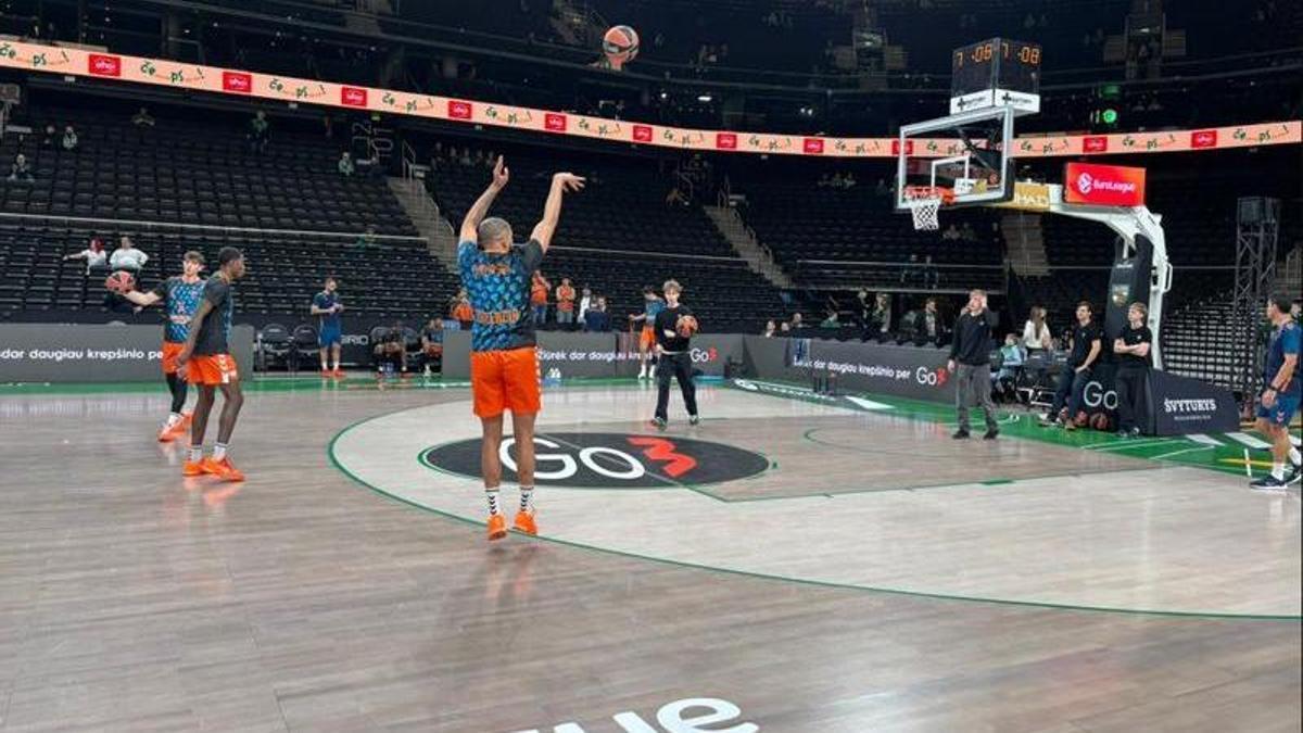 Los jugadores del Valencia Basket, ya en el Zalgirio Arena de Kaunas.