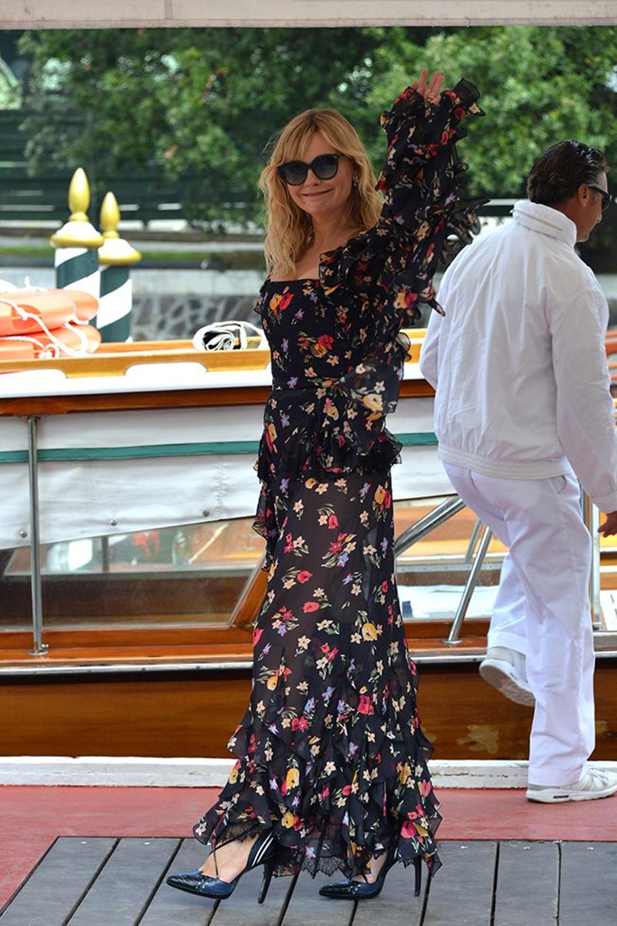 KIRSTEN DUNST SALUDA A SUS FANS EN SU LLEGADA A VENECIA