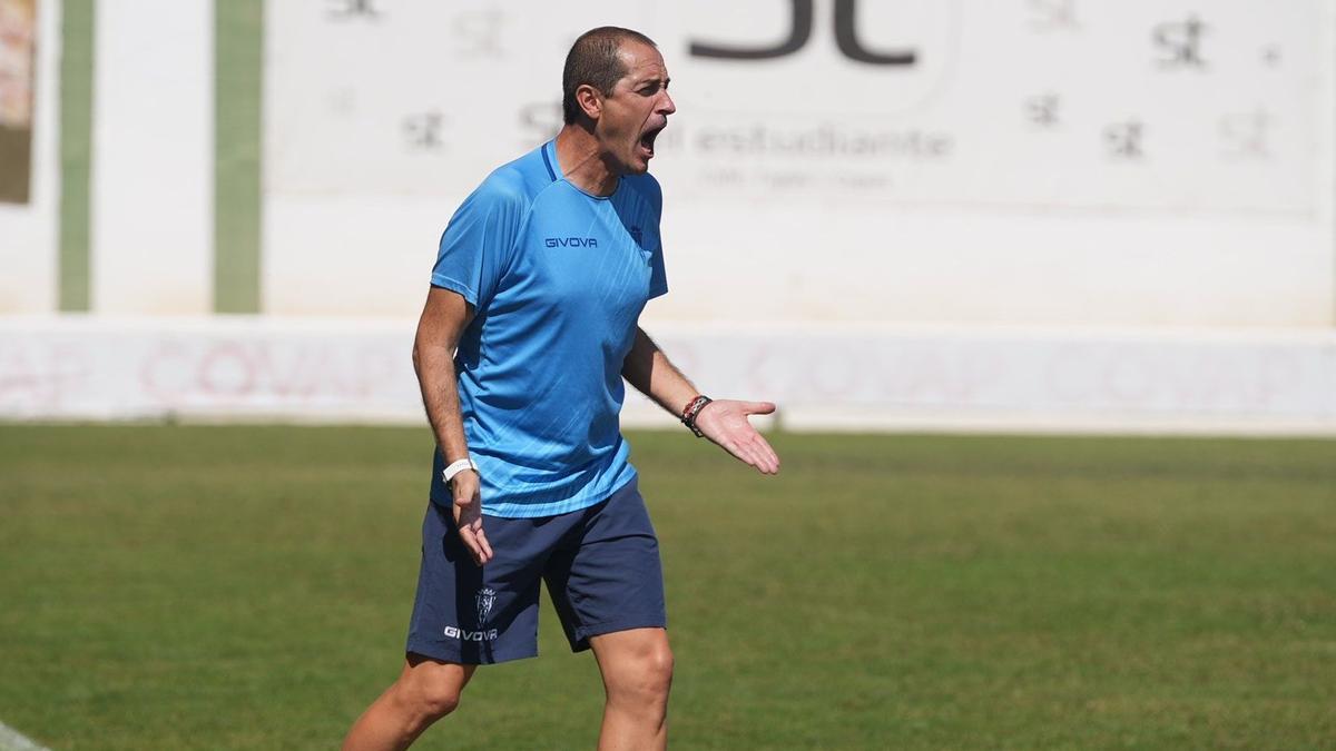 Diego Caro demanda intensidad a sus futbolistas durante un encuentro del presente curso.